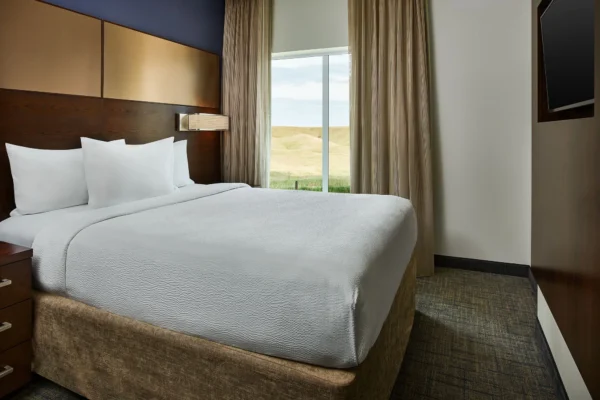 RI-RAPRI-2BR_Suite-King_Bed